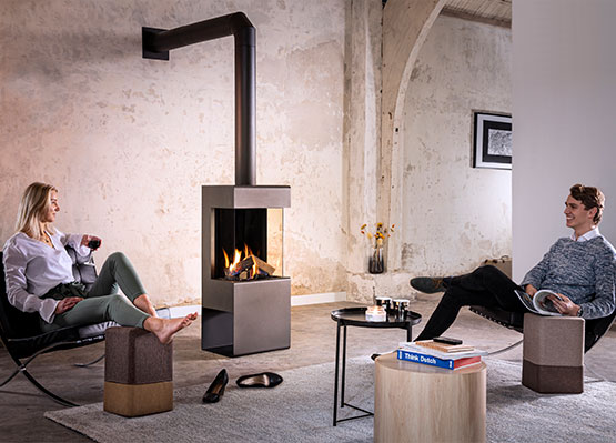 Trimline-Tourmaline---wide-shot---models-sitting